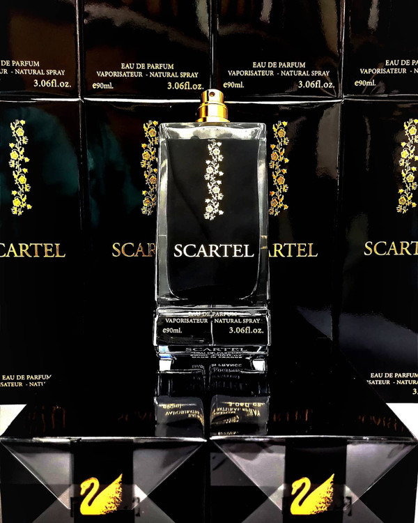 عطر Scartel با شیشه شفاف و طراحی زنانه، مناسب برای بانوان